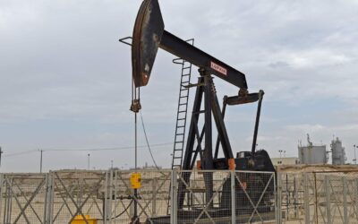 Oil prices stuck between geopolitical worries and expectations for surplus