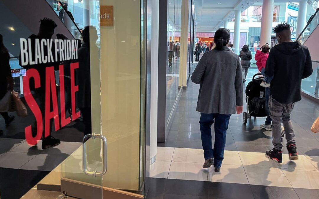 Consumer spending shows good, not great, kickoff to holiday shopping season