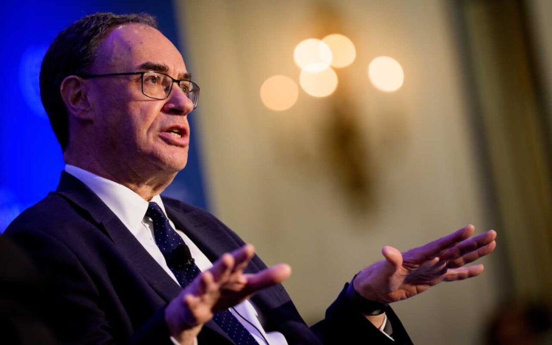 Bank of England lowers rates in unusual three-way split