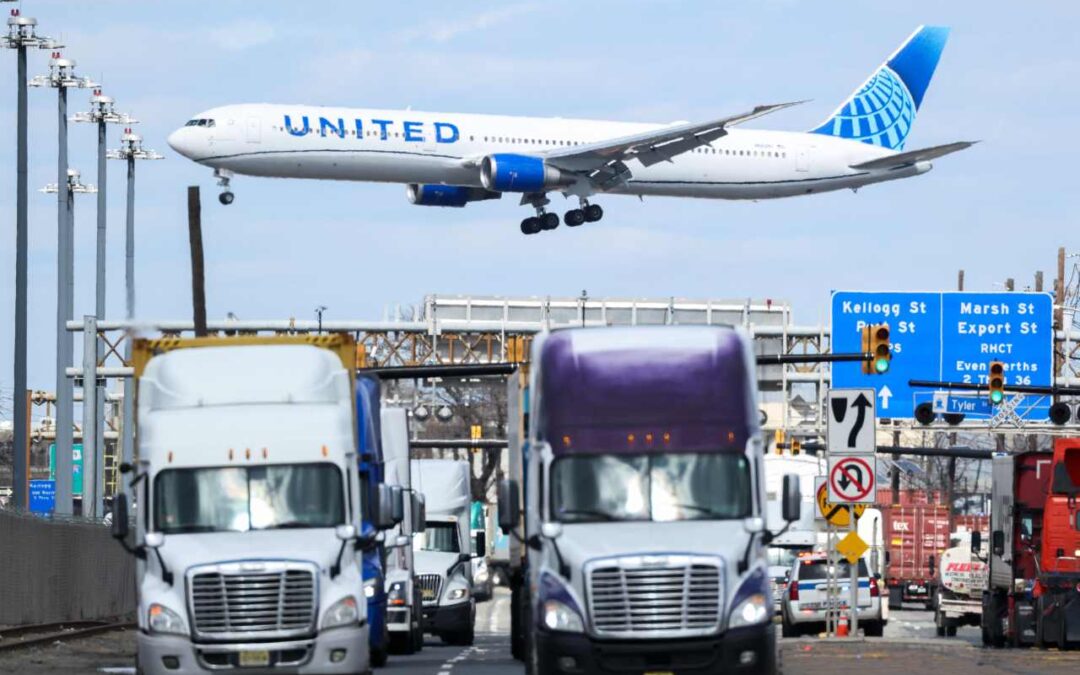 United Airlines just tweaked its profit outlook for the year. It’s still not enough for the stock.